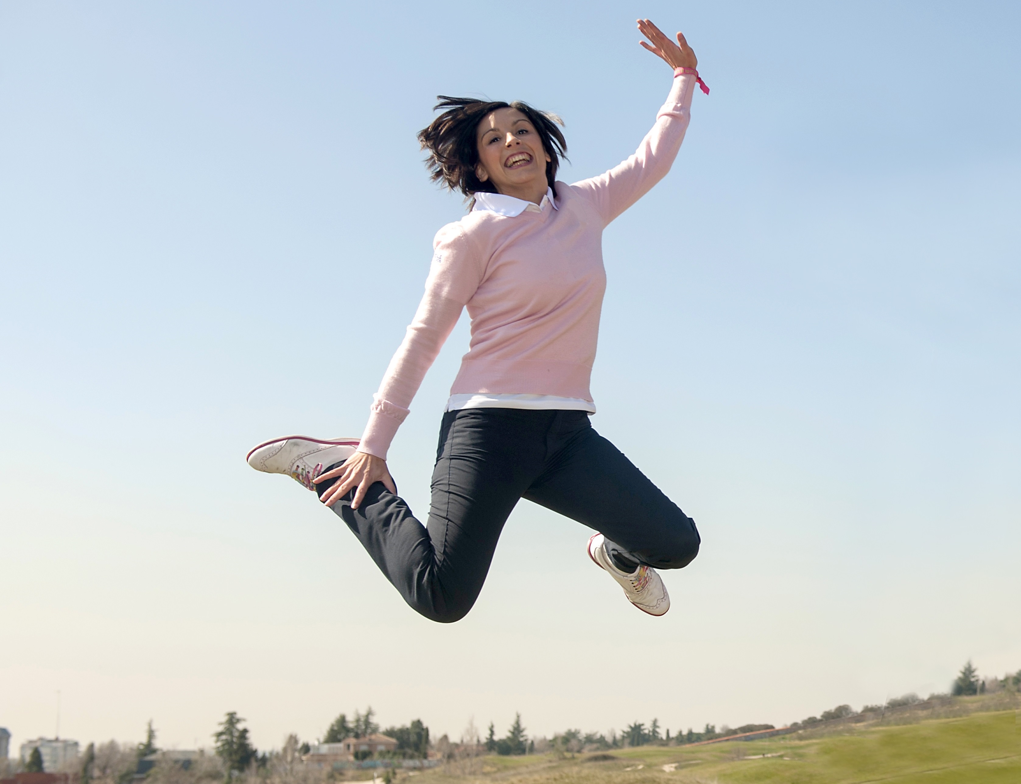 Zapatos de encaje fitness y mujer en el suelo para hacer ejercicio, correr  y bienestar zapatillas